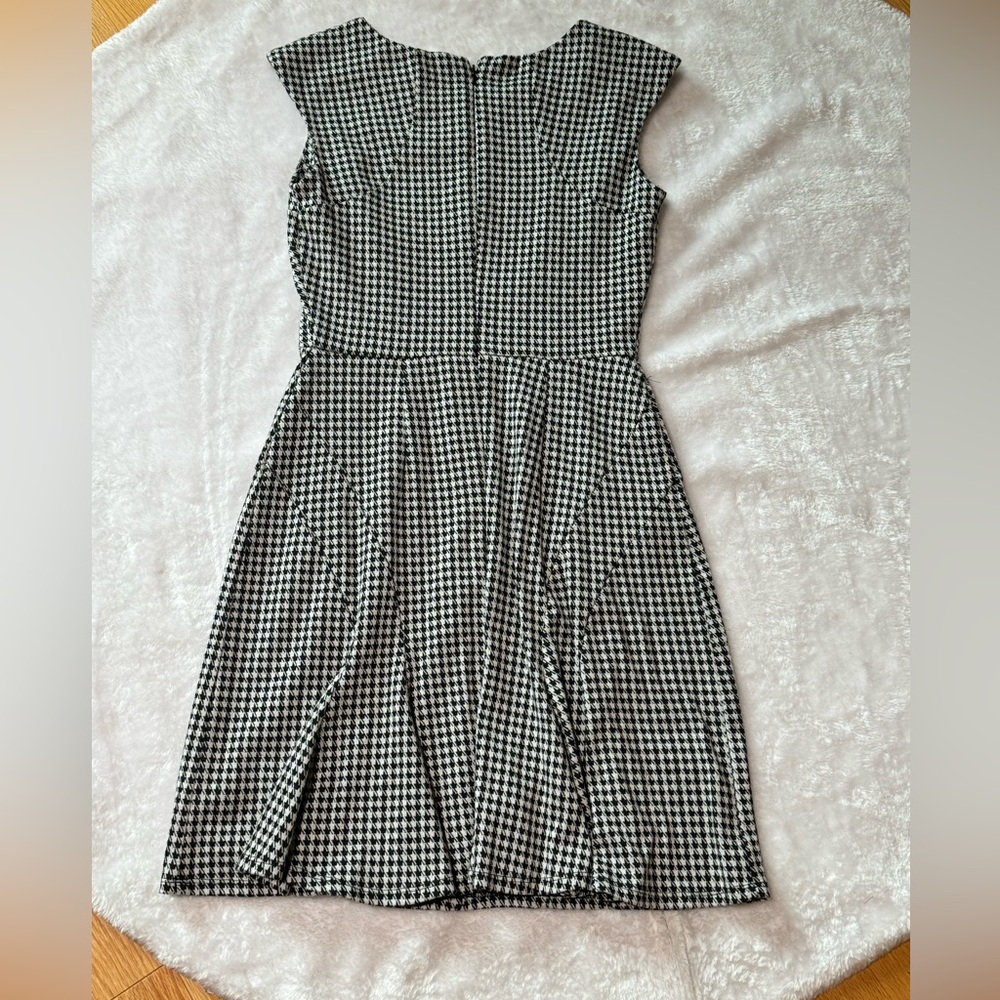 Merona Sz Small Black & White Cap Sleeve Dress. Back zipper. Flared back skirt - Picture 6 of 8